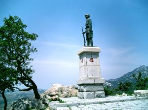 任常伦铜像