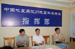 刘玉辰副局长(中)