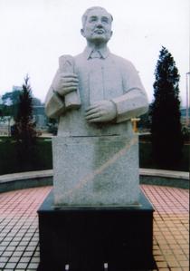 贾题韬先生塑像