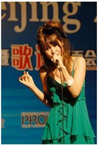 演唱《月亮代表我的心》