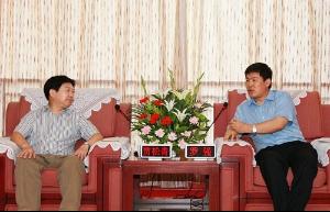 2010年8月，贾松青（左）在四川广元调研