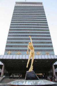 金人矗立央视大楼