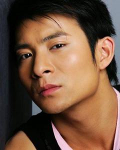 2005年参加梅艳芳菲大赛获得"刘德华"模仿全国总冠军.查看详细百科