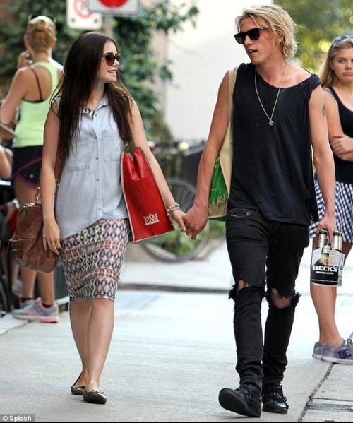 莉莉·科林斯和男友