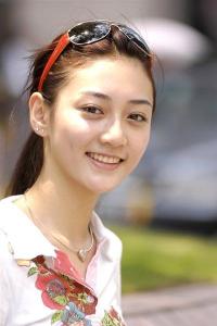 饰演抗日女侠的女演员正是当年《老房有喜》里