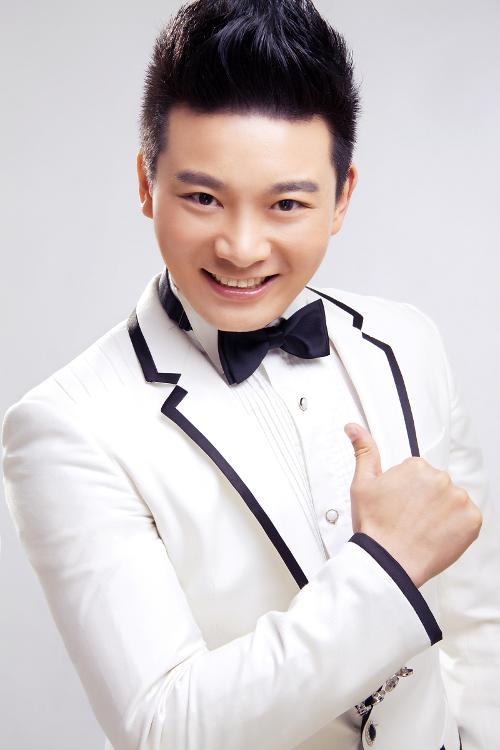 毕业于吉林省艺术学院音乐表演专业,09年中国"英雄汇"前十强,2012年
