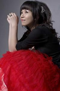 com因姗拉娜在媒体中刊登大篇幅广告,声称台湾艺人侯湘婷因胸部太小被