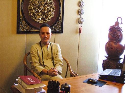 秦阳明,16岁师从台湾"岩峰"道长,为台湾皇极风水派第28代传人,中国