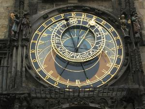 广场最具特色的古建筑是自鸣钟.