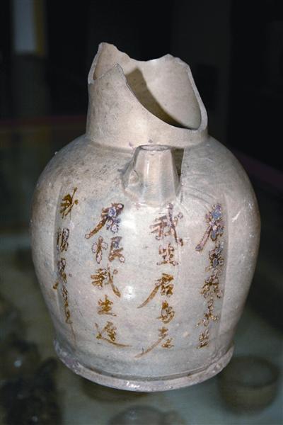 此诗为唐代铜官窑瓷器题诗,可能是陶工自己的创作或当时流行的里巷