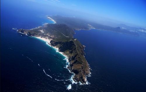 非洲南非共和国的西南端,北距开普敦48km,濒大西洋,在开普半岛的尽头