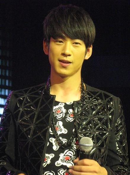 江奇霖是由金牌大风耗时两年半打造的男生组合青鸟飞鱼的成员之一.