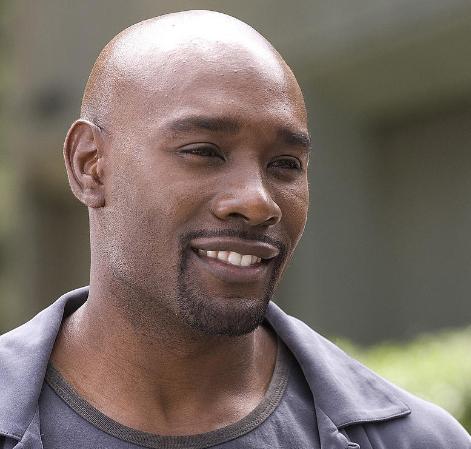 莫里斯·切斯纳特是一个高大英俊而且多才多艺的黑人男演员,他第一