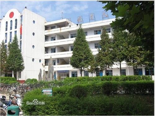 县富农路1号 阜南三中始建于1980年,2003年经省教育厅批准为完全中学