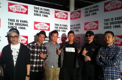 [2]廿四味有六名成员,每个人都为乐队注入不同的个性.