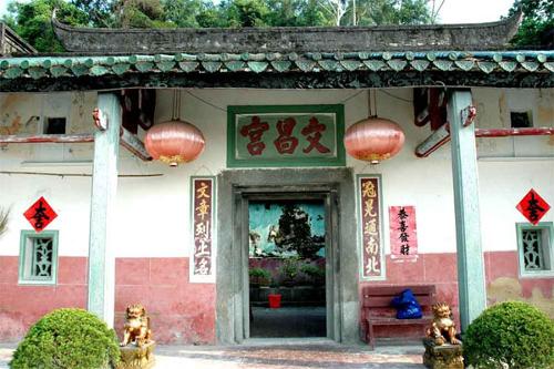 文昌宮文昌宮,位於九龍峰祖廟南側,依山勢分兩級建造,級差3.