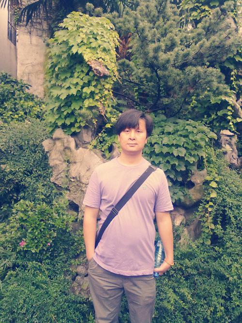 王飞;男,中国山水画家.