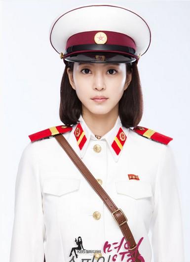 描写现代版南男北女的罗曼史的电视剧 间谍明月>的主题歌爱情