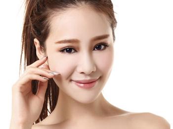 鼻尖上翘呈马鞍状