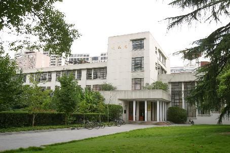 这就是有名的文远楼,而在建筑界内,同济大学文远楼更是被奉为经典之作