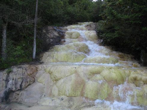 钙华堤坝