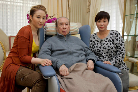 赌王何鸿燊(中)和女儿