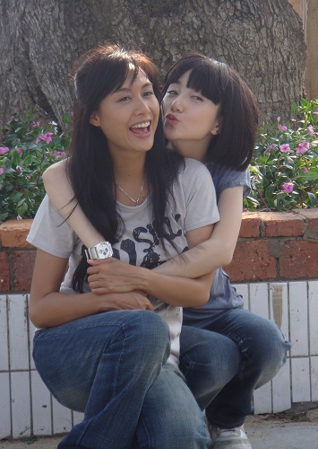 两人无意中听到电视上主持人说:鸿发集团和金海岸大酒店联合举办的