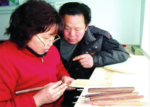 金云玲和顾金方在研究核雕