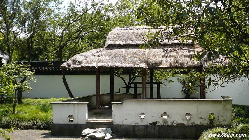 红楼梦中有关稻香村的描述为:"……倏尔青山斜阻.