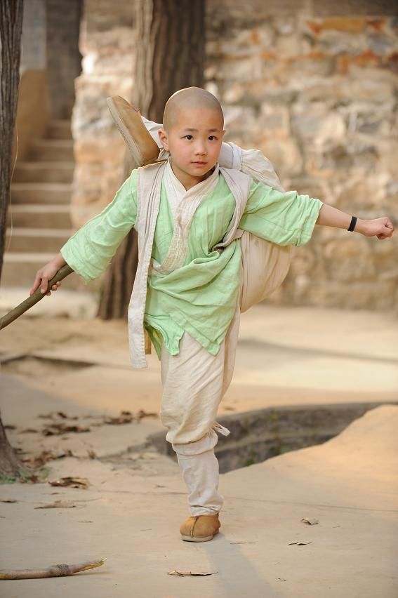 深山古刹,隐居着一位武功盖世的老和尚——休休大师和七个小罗汉,酷好