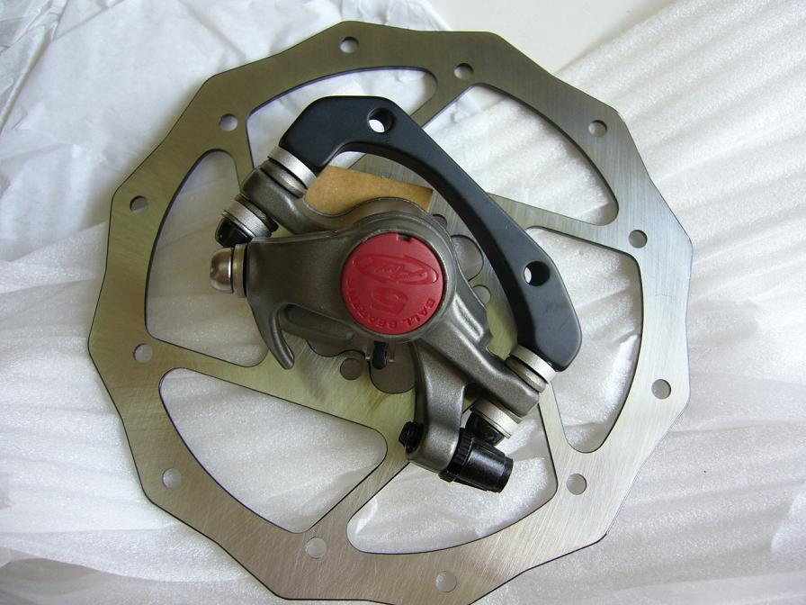 就像涂抹了润滑油一样,使刹车片与刹车鼓之间摩擦力减小,无法控制汽车