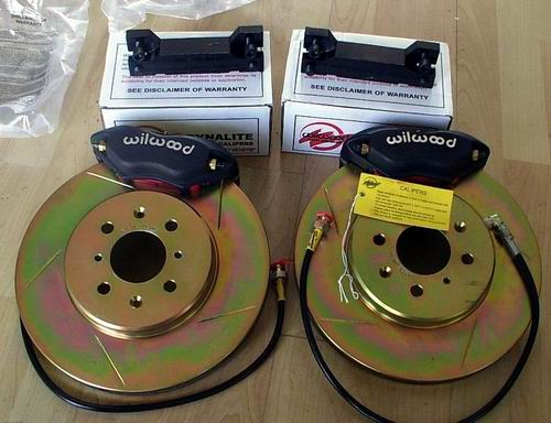 刹车装置   汽车因为车轮的转动才能够在道路上行驶,当汽车要停下来时