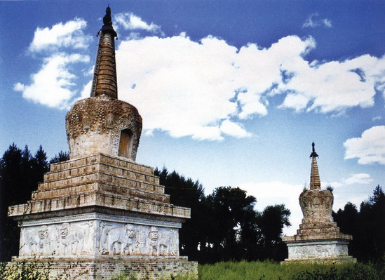 浏览词条   双塔位于白城市洮北区德顺乡双塔屯中,两塔高皆为12米