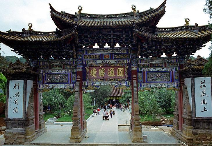 广东汕头圆通寺与广东潮阳市沙陇镇大布洋乡的和惠公路为邻,圆通寺