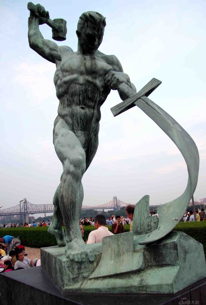 苏联雕塑铸剑为犁图片图片