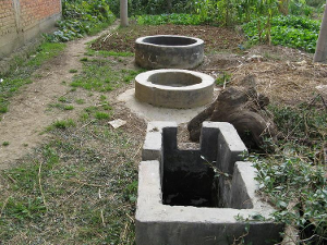 砌一个圆柱形的沼气池,底面积半径是3米,深是1.5米.