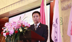 万宏在关爱农村留守儿童新闻发布会上发言