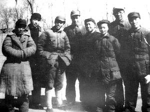 刘邓大军记者团（前右1李普，右二沈容）