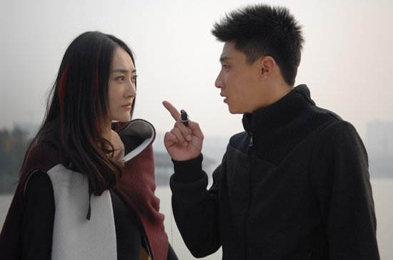 陈小敏看到沈亦凡在纸上画的图像,沈亦凡在研究着她们并暗中开始