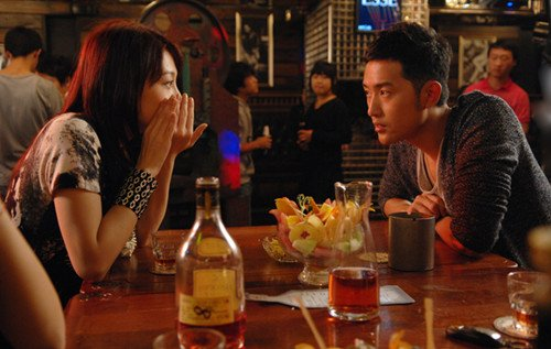 小铃铛在转身走时晕倒在地上,沈亦凡慌忙将她扶起来送回去,周游知道