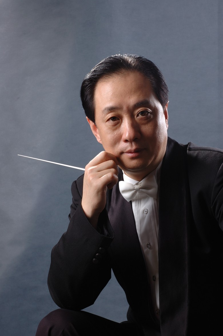 1954年生于中国山东文登,指挥家,作曲家,专业技术大校,中国人民解放军