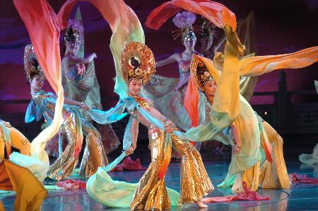 音乐的流动和灯光的变化缓缓升起,美若天仙的贵妃身披七彩霓裳羽衣,舞