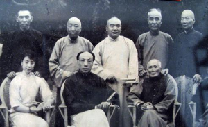 下左起:雪艳琴,杨小楼,龚云甫)
