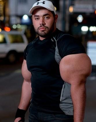 埃及健美运动员穆斯塔法·伊斯梅尔可谓现实版的"大力水手".