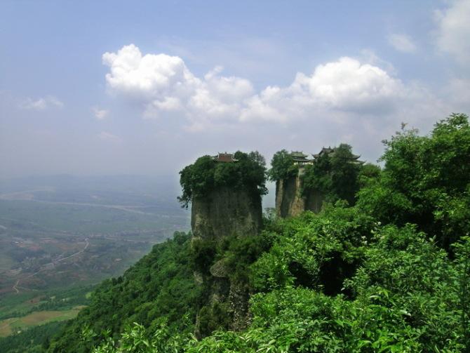 窦圌山,又名圌山,位于四川江油城北20公里的涪江东岸.又名圌山.