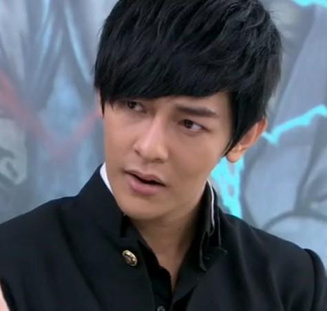 一个戴着墨镜,身形修长的男子在校长,训导主任等人的欢迎下,带着一股