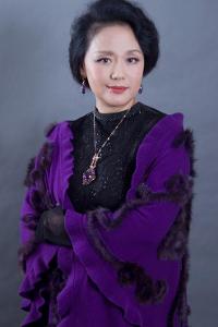 1980年,在导演张子恩执导的《丫鸭情话》里饰演小寡妇.