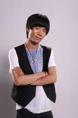 朱国武,30岁,来自云南昆明市宜良县的一个小山村,以流浪歌手