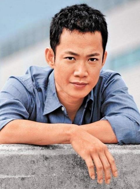 洪朝丰,出生于中国香港,香港的电台及电视节目主持人,演员,歌手.