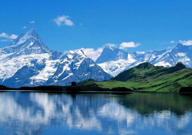 伊犁之光：美丽旅游胜地的光影流转